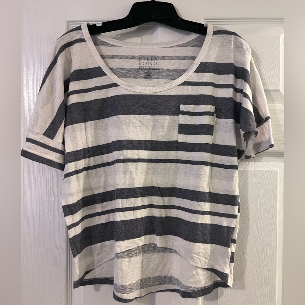 ⭐️3/$19 tops. Billlabong Essentials Striped Loose Tee. Size Medium.